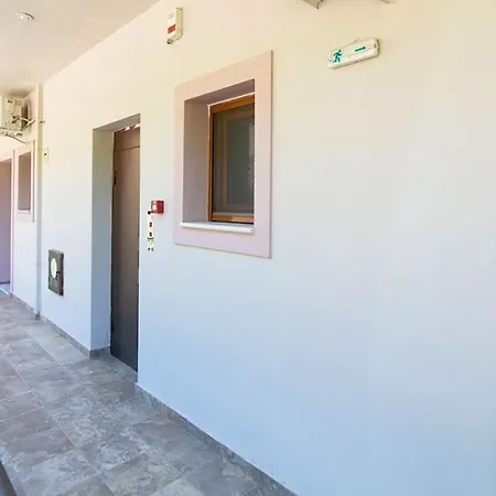 Menelais Apartment Thrapsimion