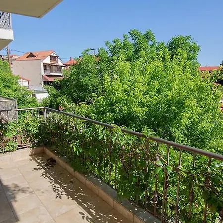 Menelais Apartment *